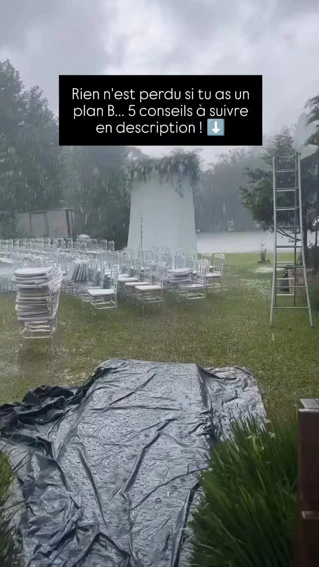 Je te conseille ces 5 plans B:

1. Demande au lieu de réception si ils ont une salle intérieure en cas de météo incertaine.
2. Auquel cas, loue une tente type berbère bcp plus stylée 🔥
3. Prévois toujours des parapluies ou des ponchos transparents si la région est connue pour son climat humide et que tu tiens à tout prux à une cérémonie en extérieur !
4. Envisage la cérémonie sous la tente louée ou en intérieur 👌
5. Anticipe avec un cocktail pour faire patienter et fais ta cérémonie plus tard dans la journée ! Meilleure lumière, meilleures photos ! ❤️

#photographemariage #photographemariagelille #photographemariagenord #photographelille #noeldoizi #frenchphotographer